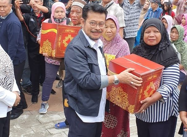 Mentan Menyalurkan Batuan Bagi Korban Bencana Banjir di Cilincing Jakut 2