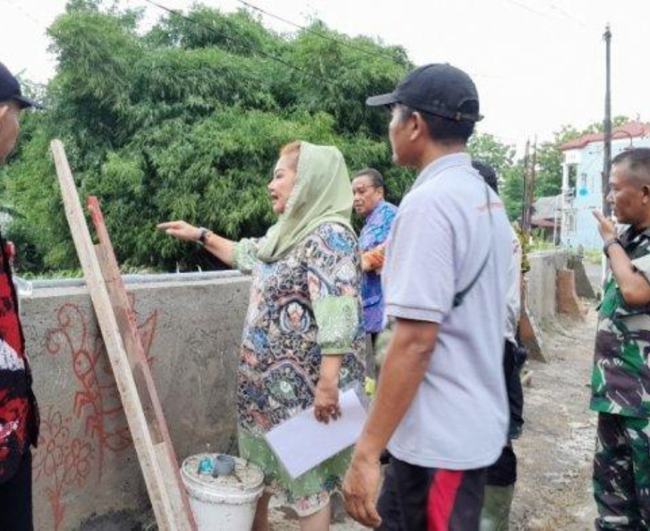Wali Kota Semarang, Hevearita Gunaryanti Rahayu, meninjau lokasi banjir bandang di Perumahan Dahlia, di RT 8 RW 9, Kelurahan Meteseh, Kecamatan Tembalang, Kamis (12/12/2024).