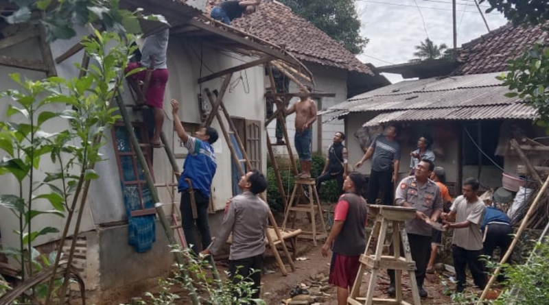Rumah warga Kampung Wilukon RT 002/02, Desa Sukaraja, Kecamatan Pulosari, Kabupaten Pandeglang, Banten mengalami rusak berat tertimpa pohon tumbang akibat angin kecang.