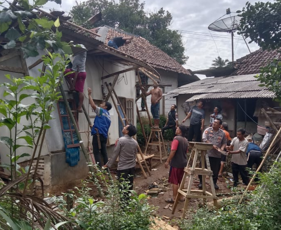 Rumah warga Kampung Wilukon RT 002/02, Desa Sukaraja, Kecamatan Pulosari, Kabupaten Pandeglang, Banten mengalami rusak berat tertimpa pohon tumbang akibat angin kecang.