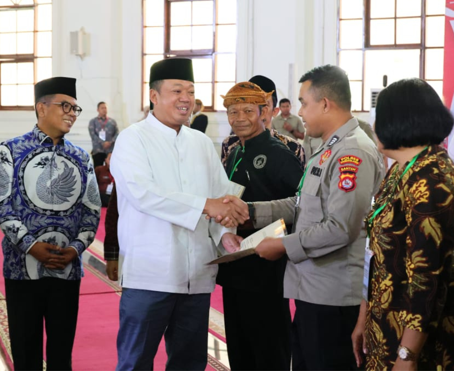 Menteri Agraria dan Tata Ruang/Kepala Badan Pertanahan Nasional (ATR/BPN), Nusron Wahid menyerahkan 1.334 sertipikat tanah untuk masyarakat