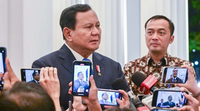 Presiden Prabowo Subianto (kiri) ketika memberi keterangan kepada awak media didampingi Menteri Sekretaris Negara Prasetyo Hadi. (Foto: Biro Pers Setpres)