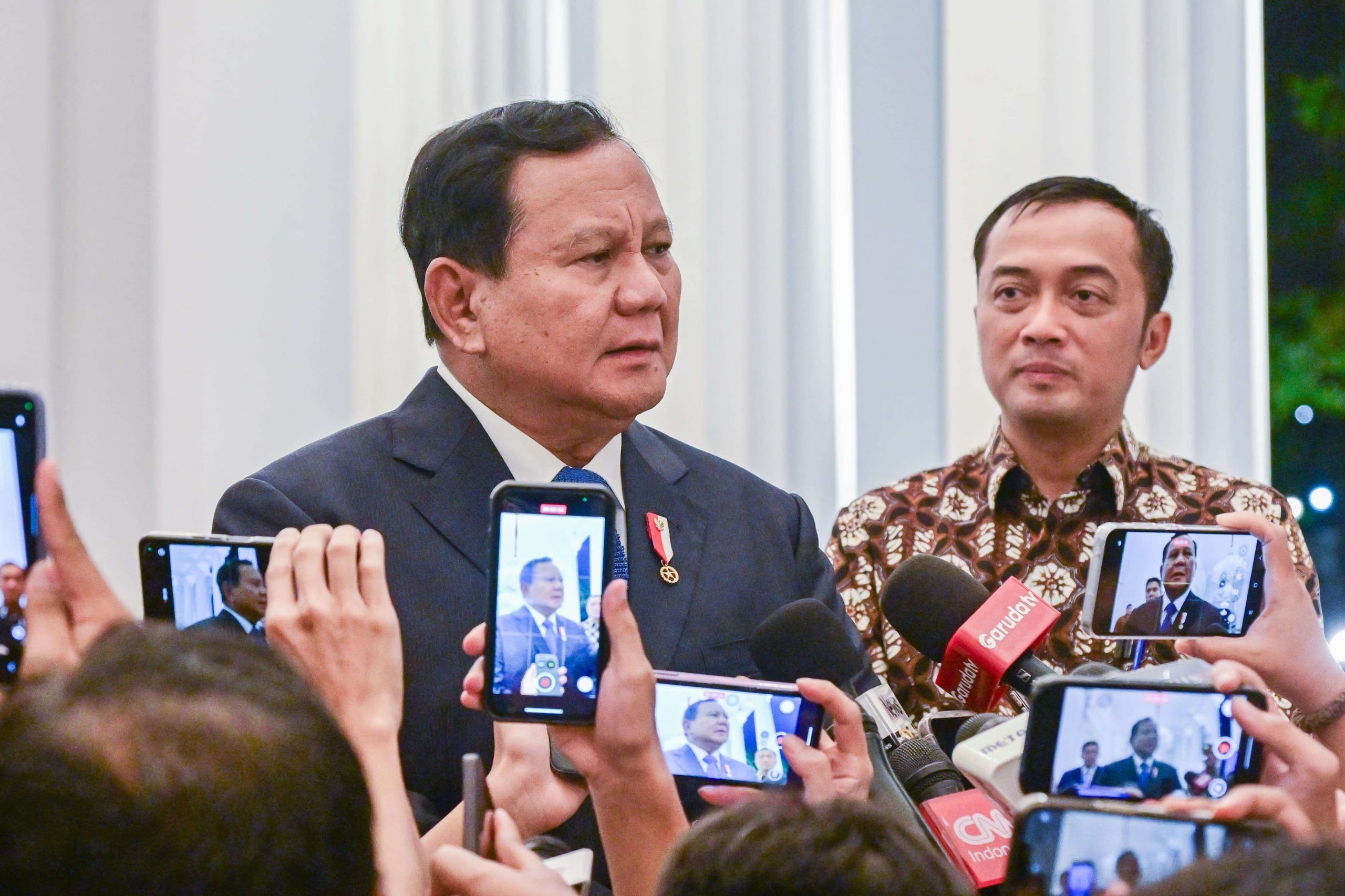 Presiden Prabowo Subianto (kiri) ketika memberi keterangan kepada awak media didampingi Menteri Sekretaris Negara Prasetyo Hadi. (Foto: Biro Pers Setpres)