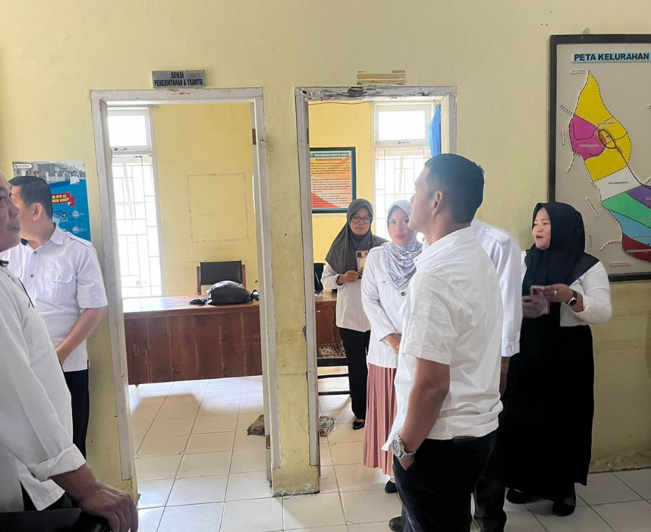 Pjs. Bupati Majene, H. Habibi Azis, S.STP., MM, lakukan sidak ke beberapa kantor kelurahan di wilayah Majene.