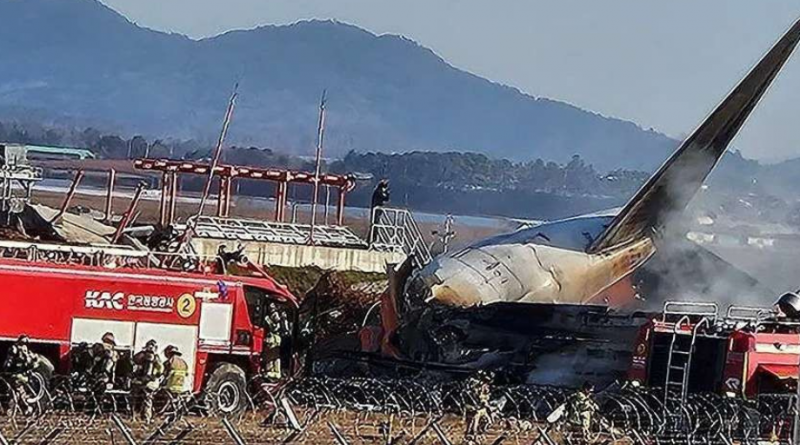 Petugas pemadam kebakaran berada di sekitar pesawat Jeju Air yang keluar landasan pacu di Bandara Internasional Muan, Muan, Provinsi Jeolla Selatan, Korea Selatan, Minggu (29/12/2024). (Foto: ANTARA FOTO/ REUTERS/YONHAP/Spt)6