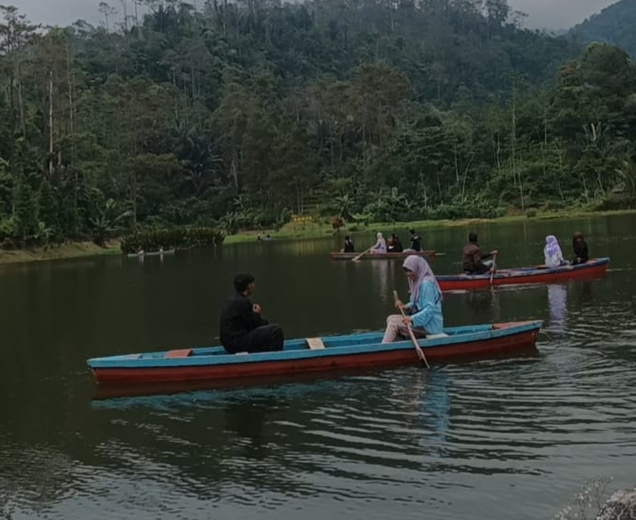 Telaga Kumpe, Telaga Indah yang Menjelma di Tengah Rimbunnya Rimba