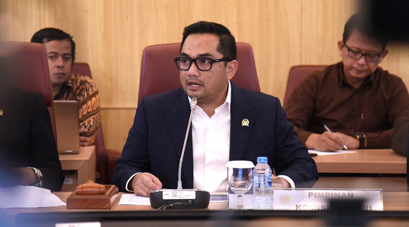 Ketua Komisi II DPR RI, Rifqinizamy Karsayuda dalam konferensi pers Komisi II DPR, di Gedung Nusantara II, DPR RI, Senayan, Jakarta, Senin (30/12/2024).