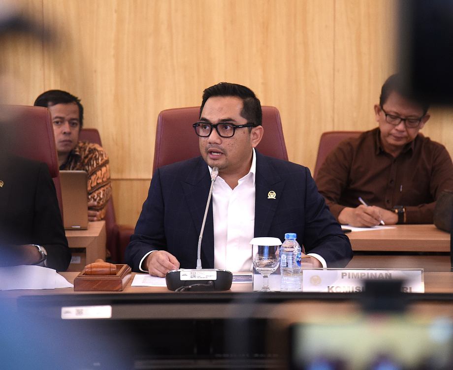 Ketua Komisi II DPR RI, Rifqinizamy Karsayuda dalam konferensi pers Komisi II DPR, di Gedung Nusantara II, DPR RI, Senayan, Jakarta, Senin (30/12/2024).