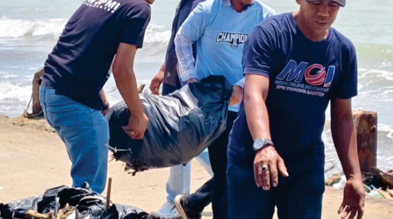 Hari HPN, MOI Banten Ikut Bersihkan Sampah Bersama JPMI Di Pesisir Laut Teluk