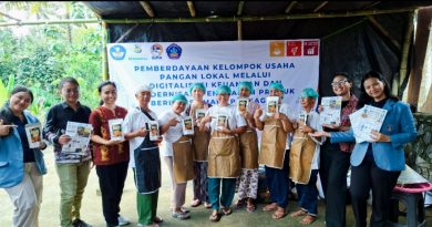 Menyelamatkan UMKM Desa dari ‘Buta’ Finansial Melalui Ponsel Pintar dan Kemasan Aluminium Foil Menyelamatkan UMKM Desa dari ‘Buta’ Finansial Melalui Ponsel Pintar dan Kemasan Aluminium Foil