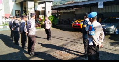 Apel Pagi Polsek Baturiti Tekankan Peran Aktif Bhabinkamtibmas Pantau Koperasi Desa Merah Putih