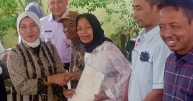 Anggota DPRD Hadiri Penyerahan Sertifikat PTSL, Ida Mahmudah: Jangan Nguber aja Sudah Keluar Ngak Ambil Anggota DPRD Hadiri Penyerahan Sertifikat PTSL, Ida Mahmudah: Jangan Nguber aja Sudah Keluar Ngak Ambil