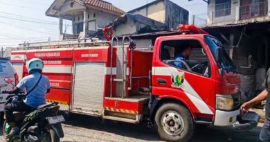TOKO KELONTONG DI KAWASAN STASIUN PARUNGKUDA LUDES TERBAKAR TOKO KELONTONG DI KAWASAN STASIUN PARUNGKUDA LUDES TERBAKAR