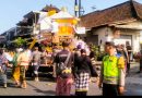 Bhabinkamtibmas Desa Kukuh Bersinergi Bersama Pecalang Amankan Rangkaian Upacara Ngaben