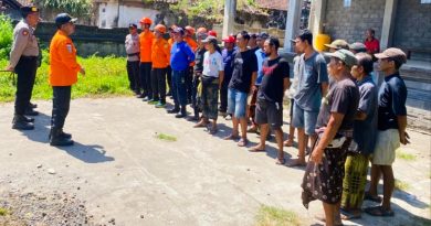 TIM SAR EVAKUASI LANSIA TERJATUH KE JURANG SEDALAM 45 METER DI SIDEMEN TIM SAR EVAKUASI LANSIA TERJATUH KE JURANG SEDALAM 45 METER DI SIDEMEN
